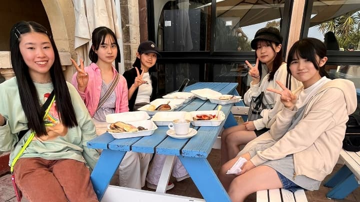 マルタジュニアプログラムの学生寮での食事の様子