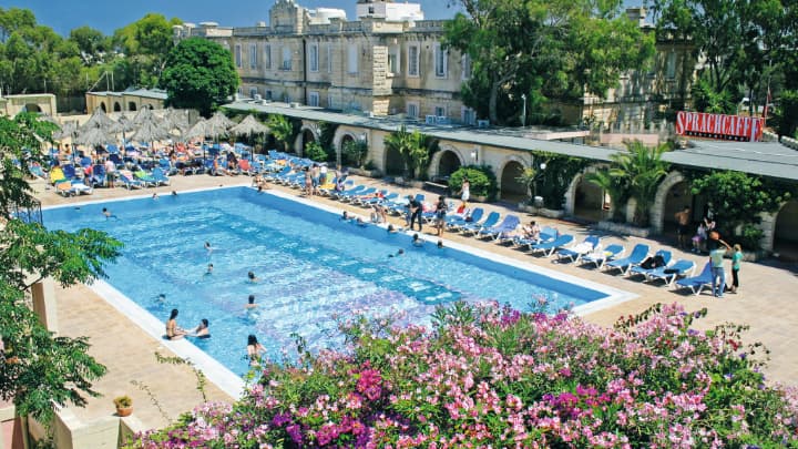 マルタ・セントジュリアンズ校の校内にある大きなプールと校舎