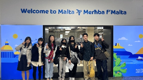 マルタ引率プログラムの空港での参加者