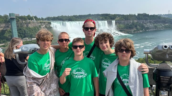 タムウッドキャンプのアクティビティでナイアガラの滝を見る生徒
