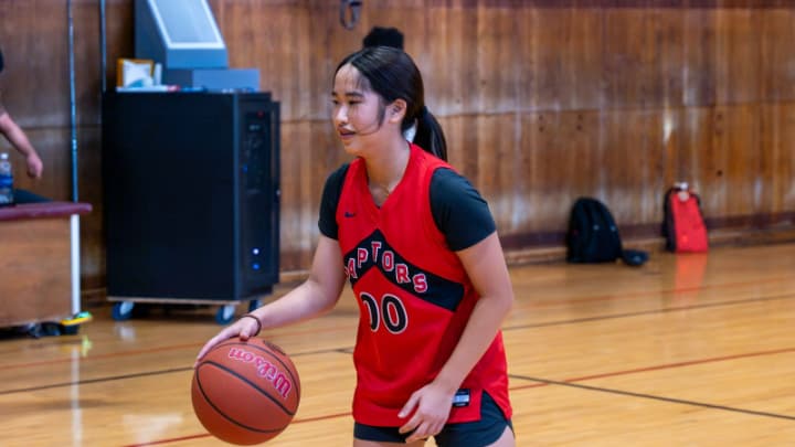 トロントラプターズの中高生プログラムで練習中の女子中高生