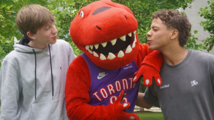 トロントラプターズのキャラクターと楽しげな子供