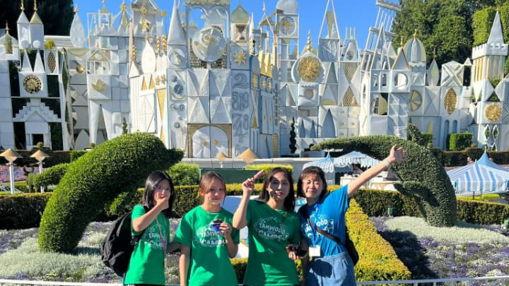 アメリカのディズニーにいるティーンの生徒