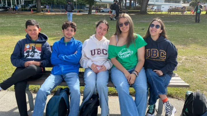 UBCのTシャツを着ているタムウッドキャンプ生