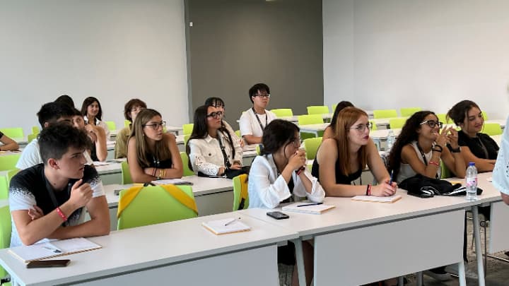 ドバイの語学学校で勉強する生徒