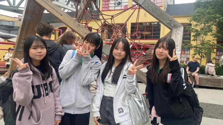 海外短期留学を楽しむ日本の女子中高生たち