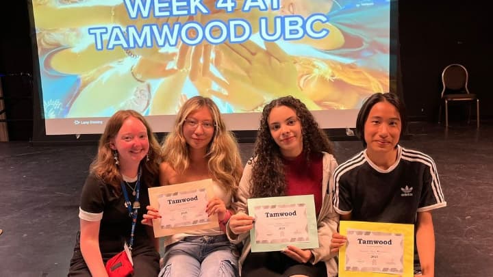 タムウッドキャンプの修了証を持つ生徒