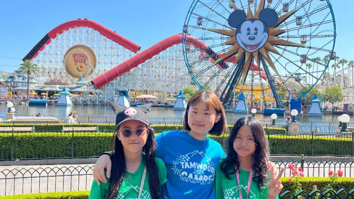 タムウッドキャンプでカリフォルニアディズニーを訪れる生徒