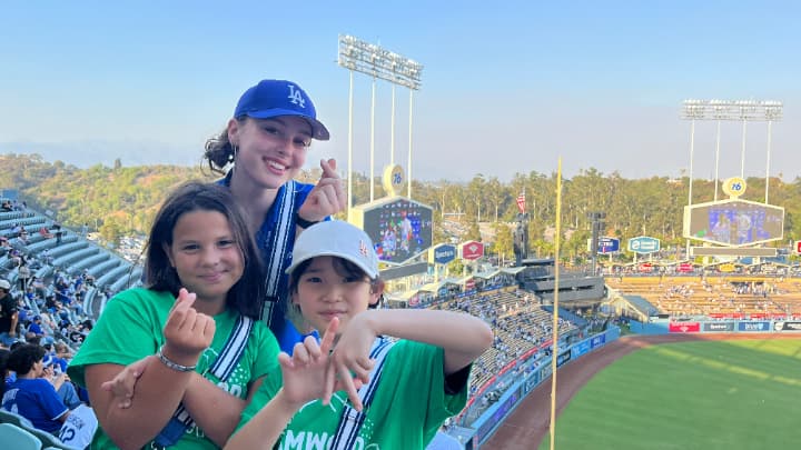 ドジャースの試合観戦を楽しむタムウッドキャンプの生徒