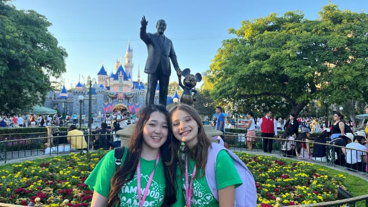 アメリカ留学中にディズニーパークを楽しむ生徒