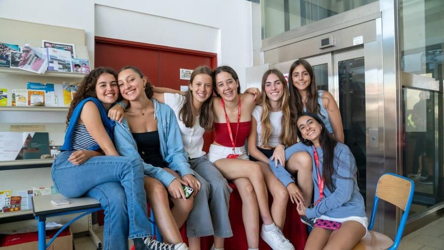 アルバディアのフランス語キャンプに参加するティーン