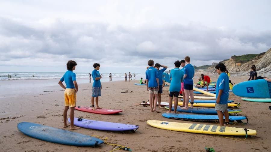 ビアリッツでサーフィンを楽しむプログラム参加者