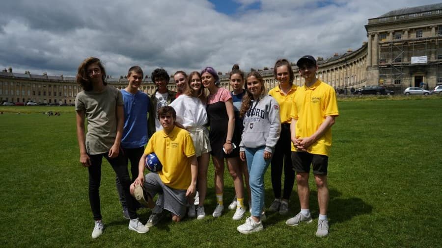 バースでの英語キャンプのサッカーアクティビティの様子