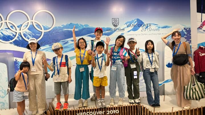 バンクーバーのサマーキャンプで2010年オリンピック会場を訪れる子供