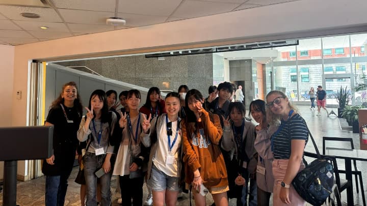 バンクーバーのサマーキャンプに参加するティーン